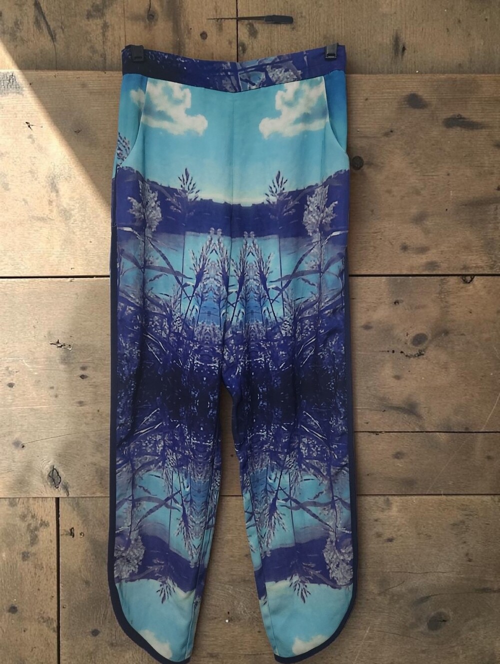 Scenic Blue Print Cropped Ankle Pants - Size (S)